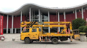 折叠臂式高空车