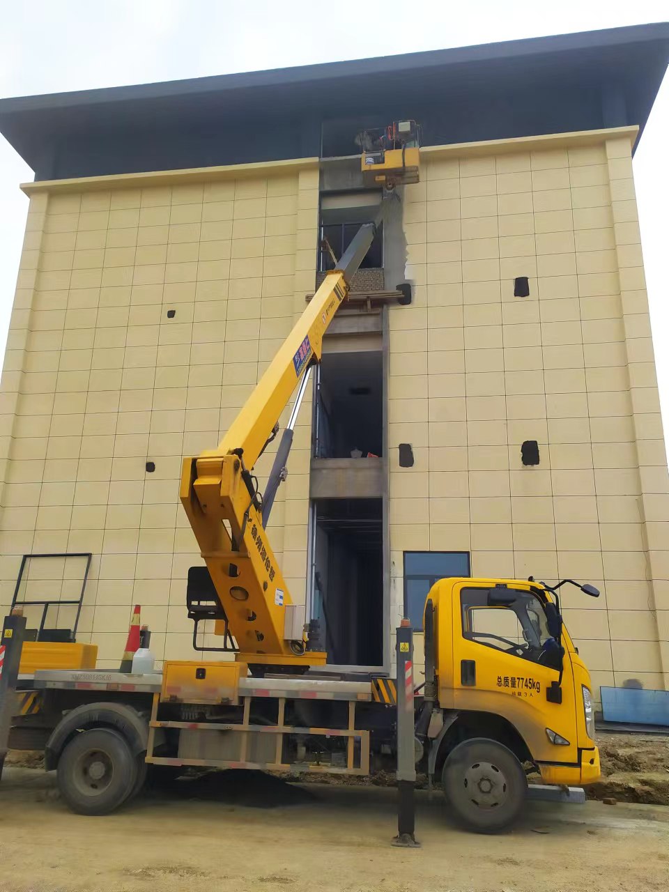 22米直臂式登高车维修安装电梯口施工现场