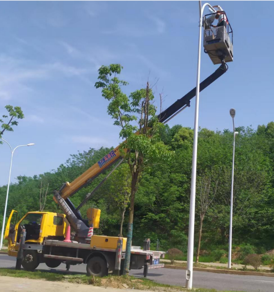 载人直臂登高车安装路灯施工现场