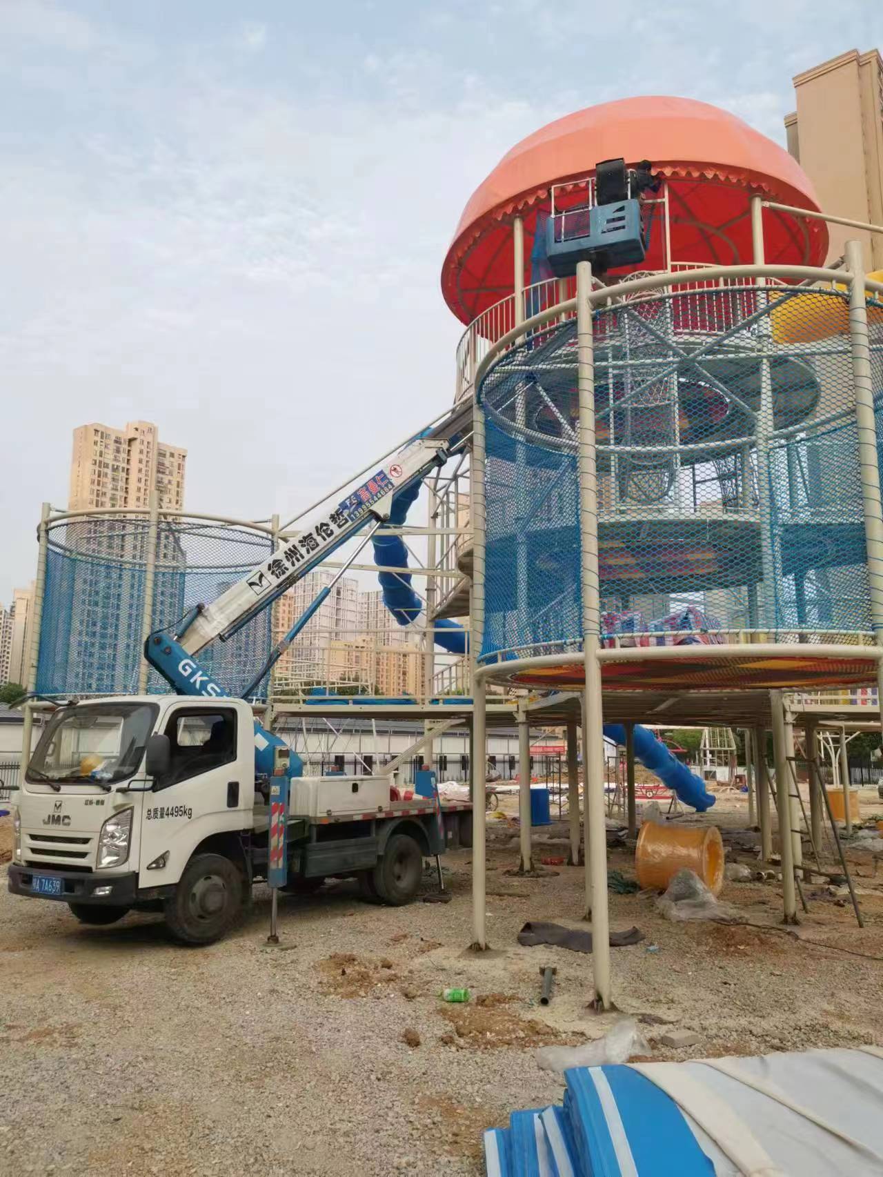 18米升降车安装游乐场设施施工现场