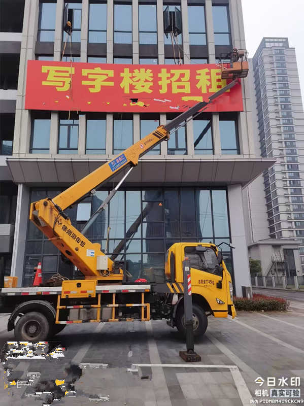28米登高车高空安装外围标识牌施工现场