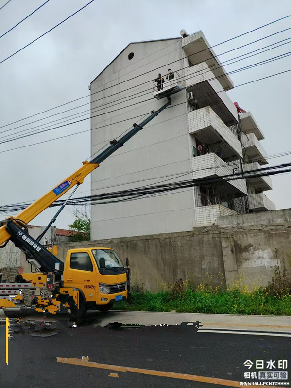 28米直臂蓝牌登高车焊接电线施工现场