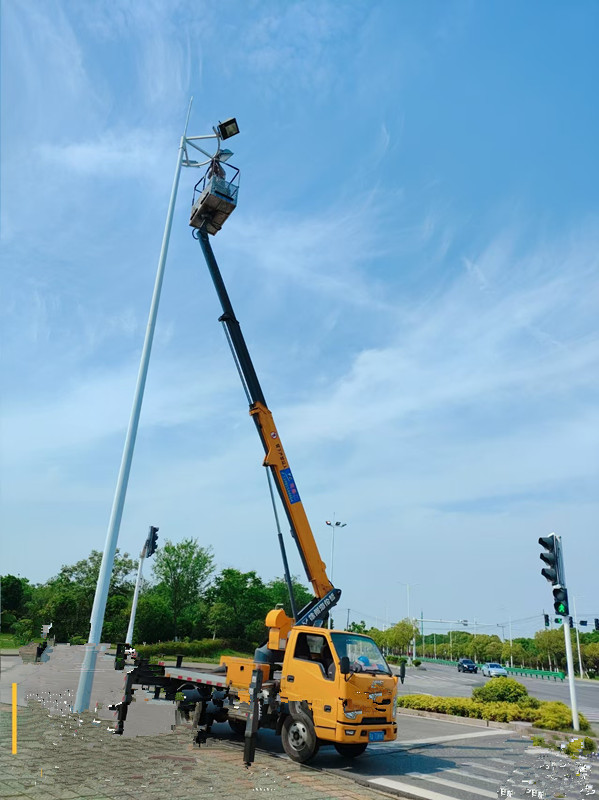 22米黄牌直臂登高车更换路灯施工现场